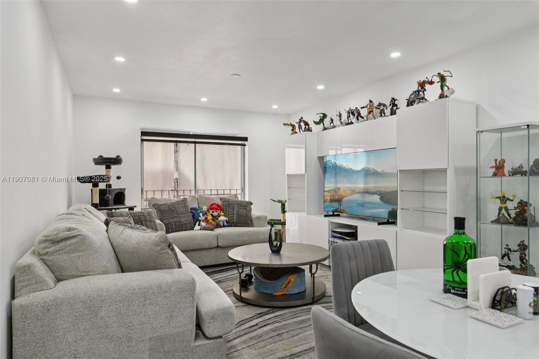 For Sale: $250,000 (2 beds, 1 baths, 960 Square Feet)