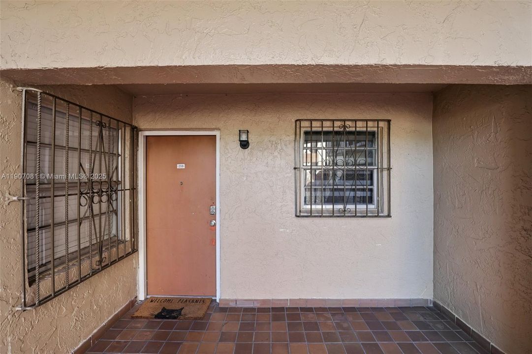 For Sale: $250,000 (2 beds, 1 baths, 960 Square Feet)