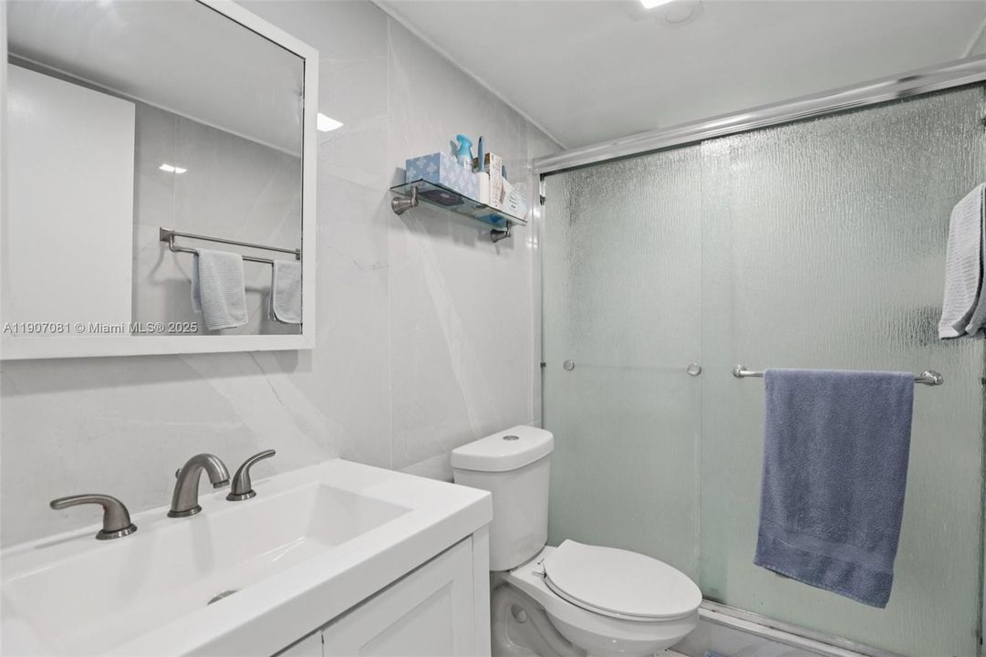 For Sale: $250,000 (2 beds, 1 baths, 960 Square Feet)