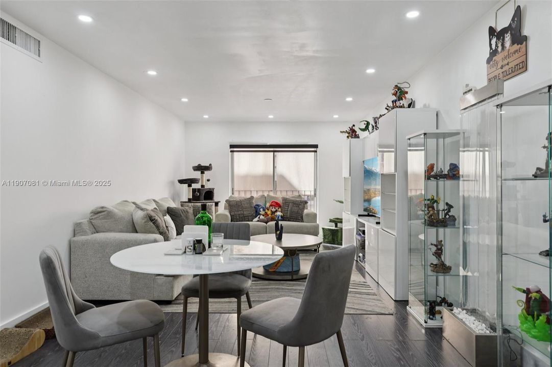 For Sale: $250,000 (2 beds, 1 baths, 960 Square Feet)