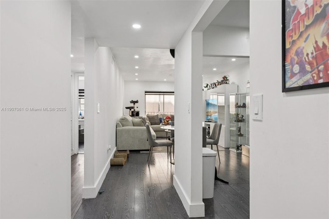 For Sale: $250,000 (2 beds, 1 baths, 960 Square Feet)