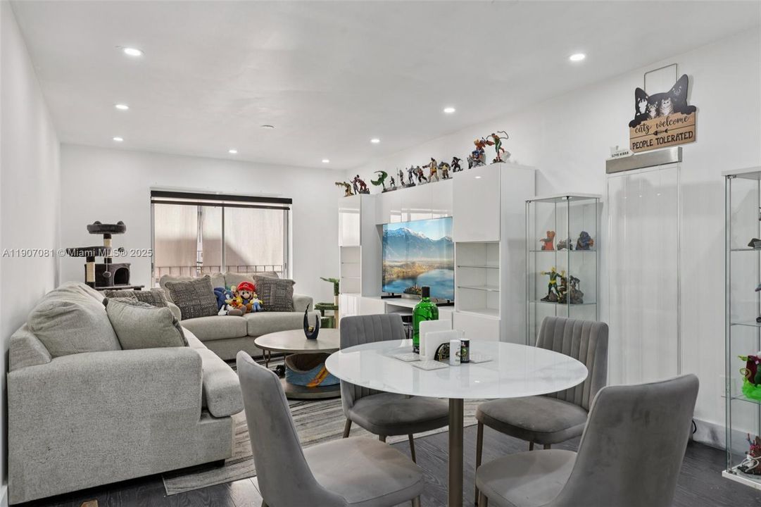 For Sale: $250,000 (2 beds, 1 baths, 960 Square Feet)