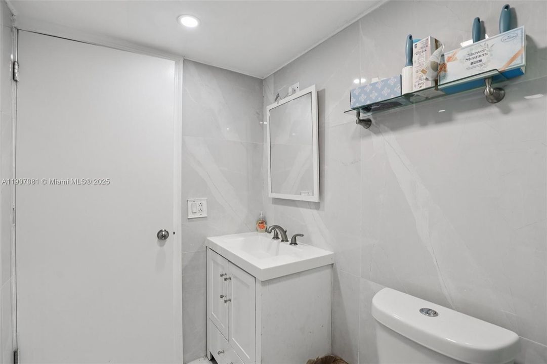 For Sale: $250,000 (2 beds, 1 baths, 960 Square Feet)