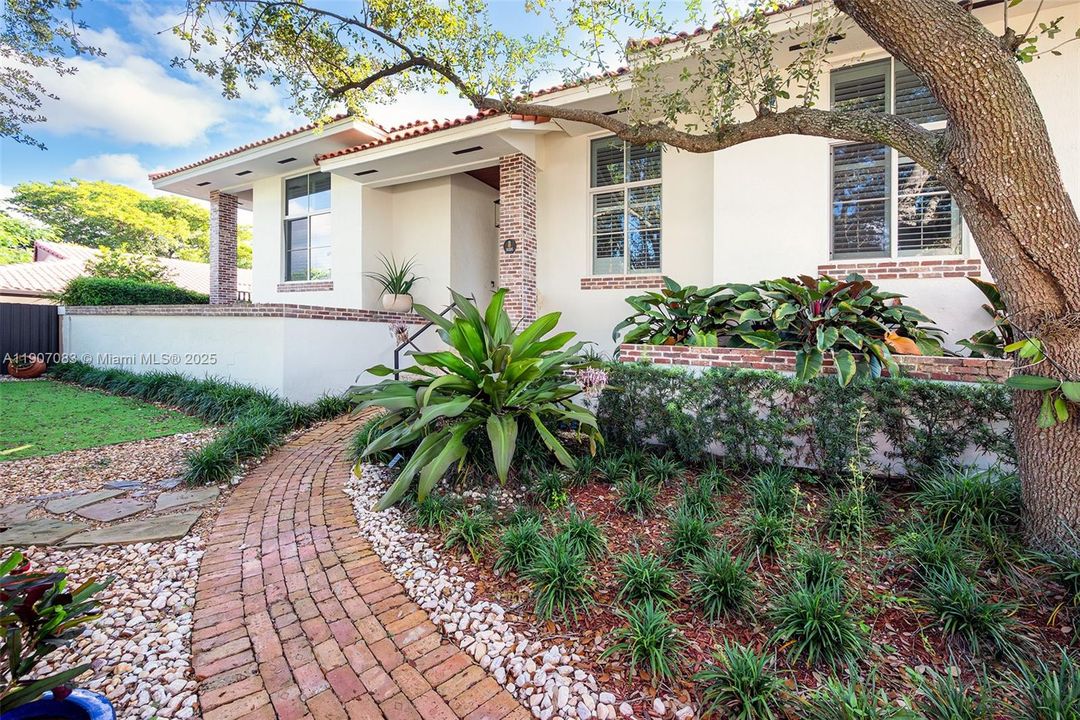 En Venta: $1,599,000 (4 camas, 3 baños, 2203 Pies cuadrados)