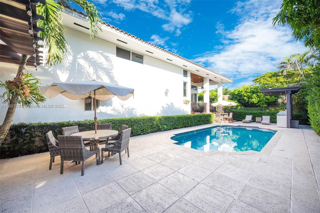 En Venta: $1,599,000 (4 camas, 3 baños, 2203 Pies cuadrados)