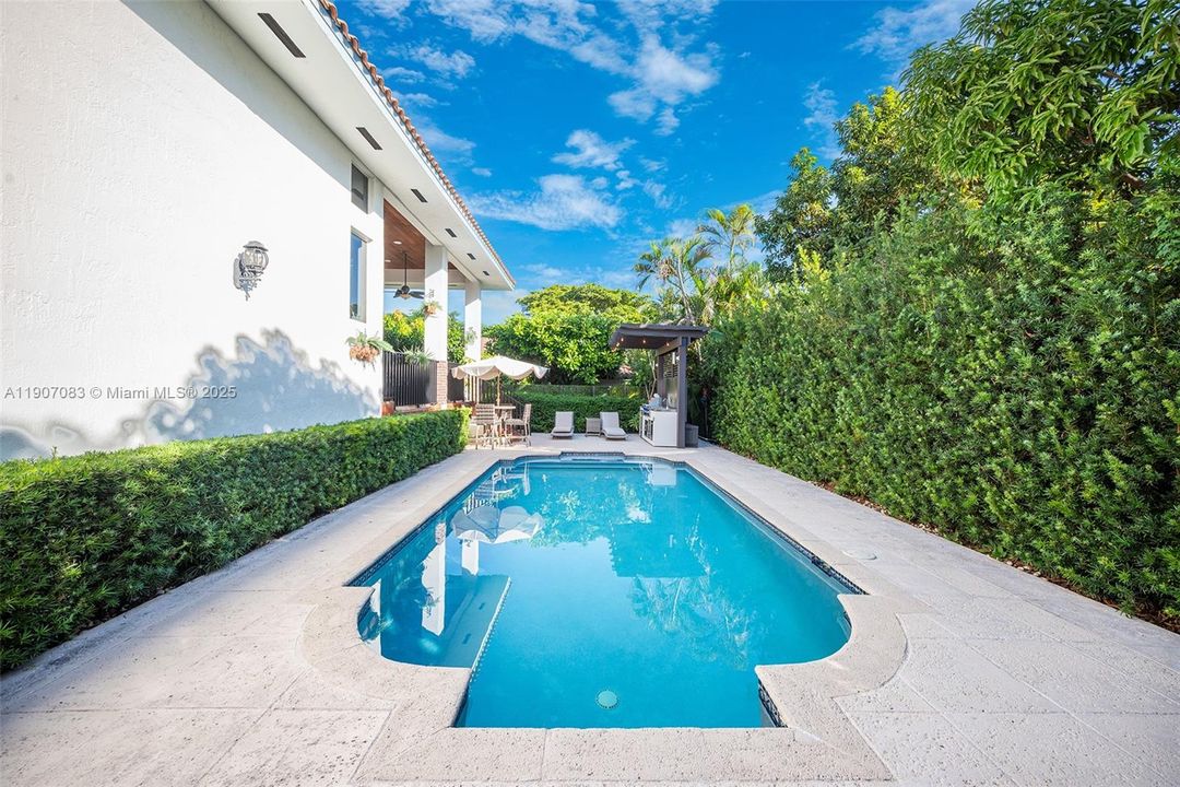 En Venta: $1,599,000 (4 camas, 3 baños, 2203 Pies cuadrados)