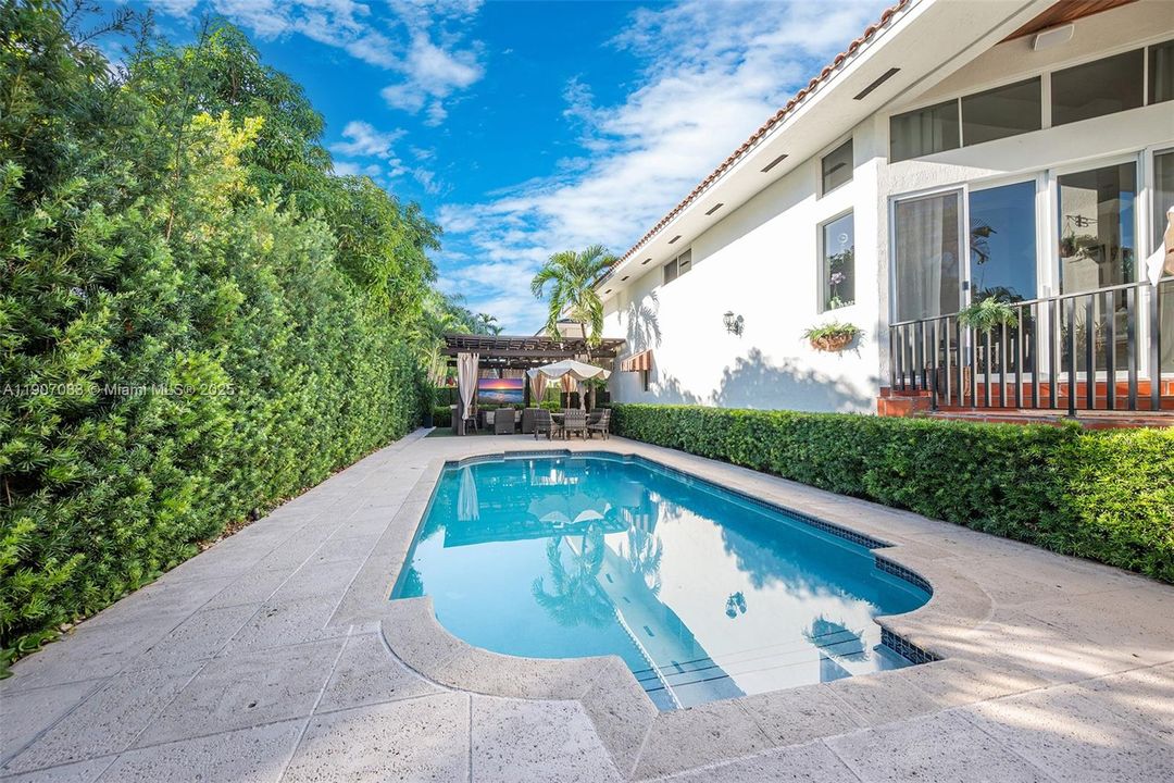 En Venta: $1,599,000 (4 camas, 3 baños, 2203 Pies cuadrados)