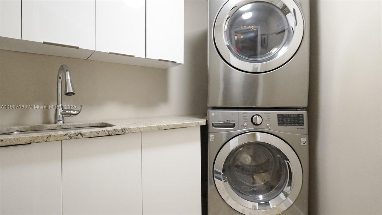 En Venta: $1,599,000 (4 camas, 3 baños, 2203 Pies cuadrados)