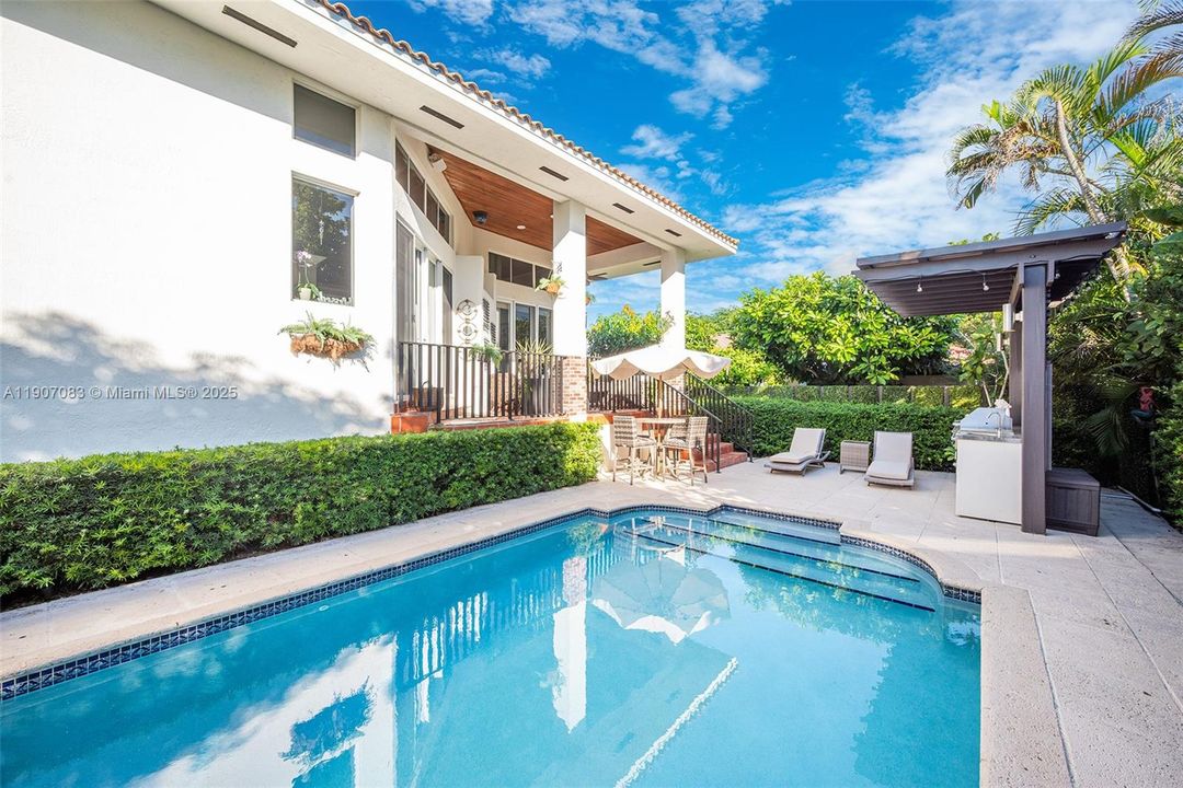 En Venta: $1,599,000 (4 camas, 3 baños, 2203 Pies cuadrados)