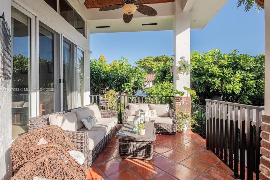 En Venta: $1,599,000 (4 camas, 3 baños, 2203 Pies cuadrados)