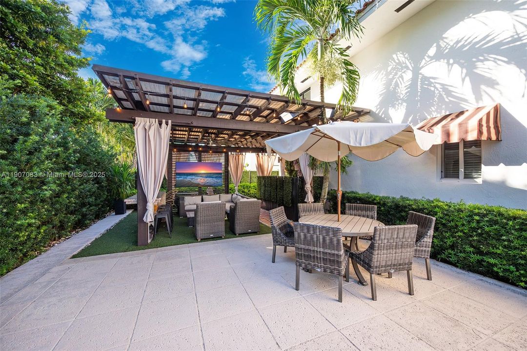 En Venta: $1,599,000 (4 camas, 3 baños, 2203 Pies cuadrados)