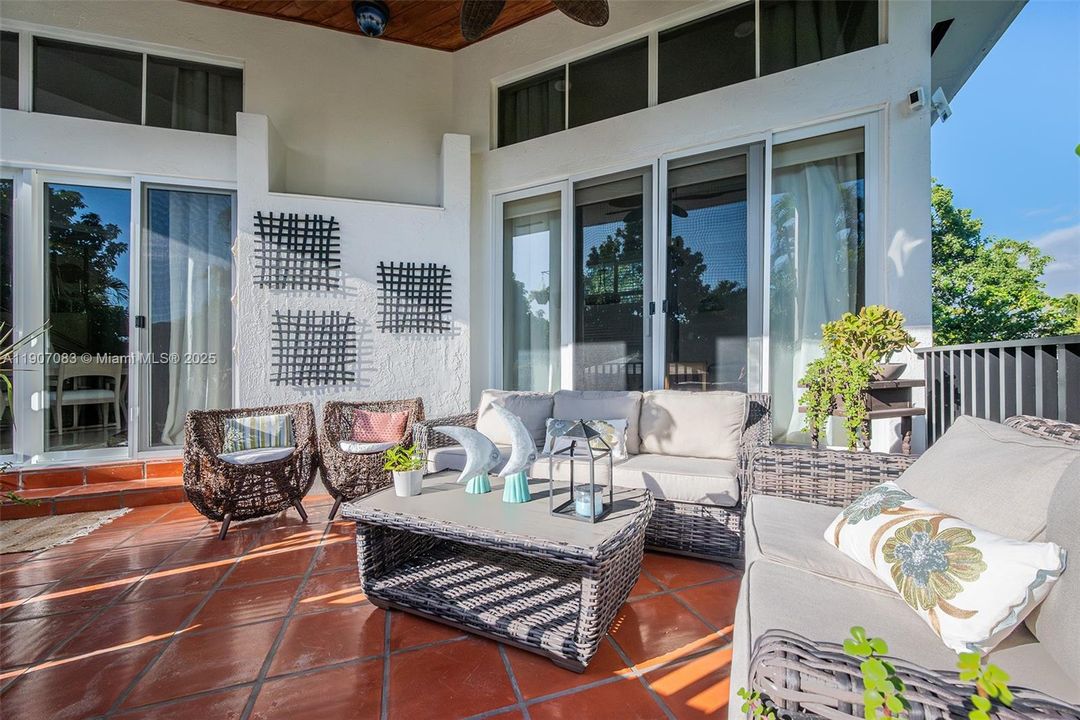 En Venta: $1,599,000 (4 camas, 3 baños, 2203 Pies cuadrados)