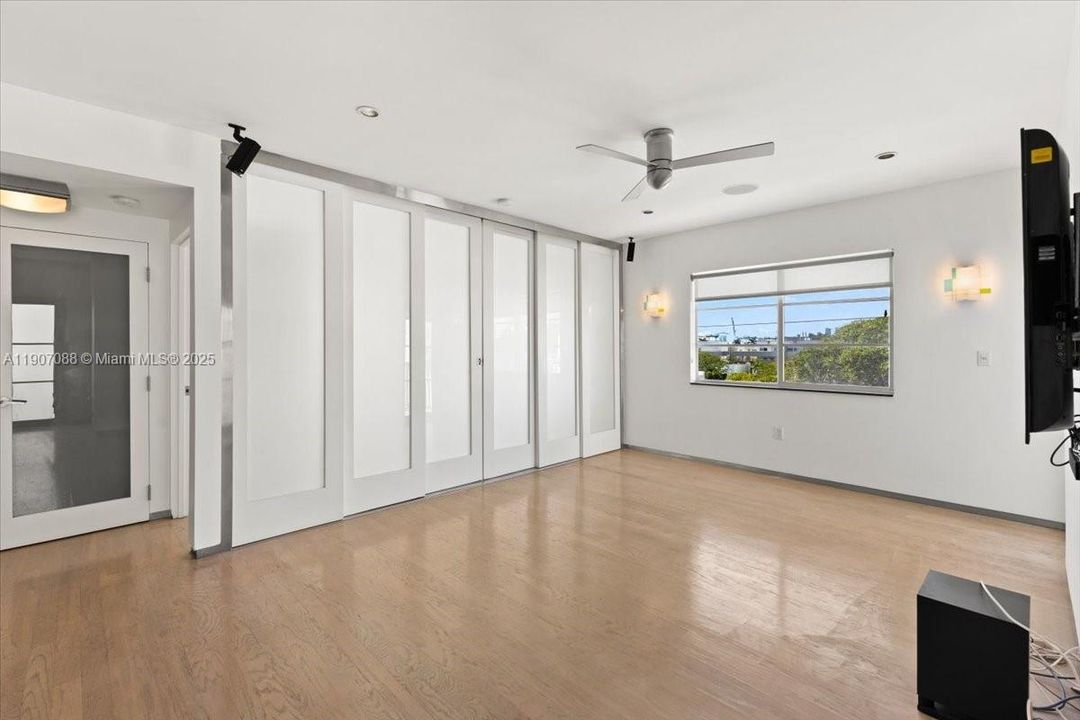 合同活跃: $369,000 (1 贝兹, 1 浴室, 700 平方英尺)