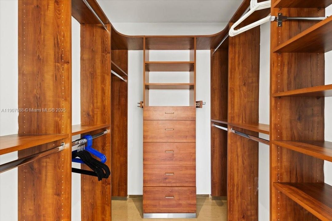 合同活跃: $369,000 (1 贝兹, 1 浴室, 700 平方英尺)