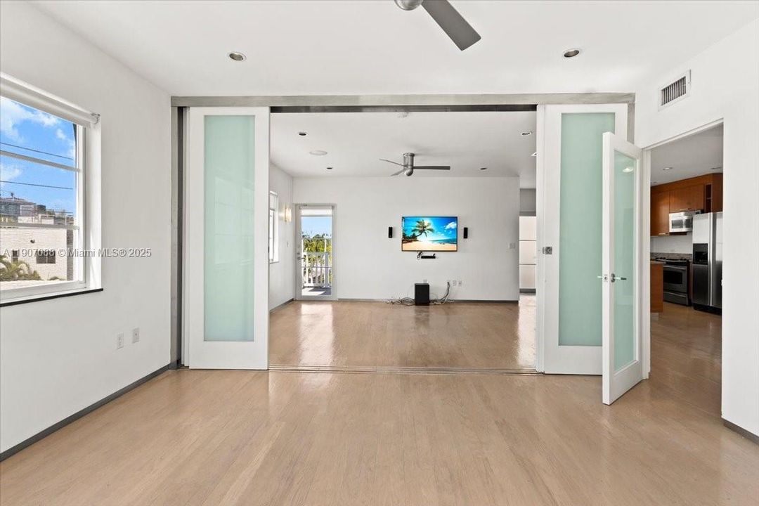 合同活跃: $369,000 (1 贝兹, 1 浴室, 700 平方英尺)