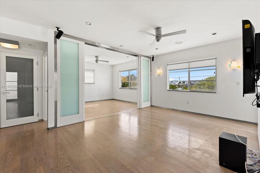 合同活跃: $369,000 (1 贝兹, 1 浴室, 700 平方英尺)