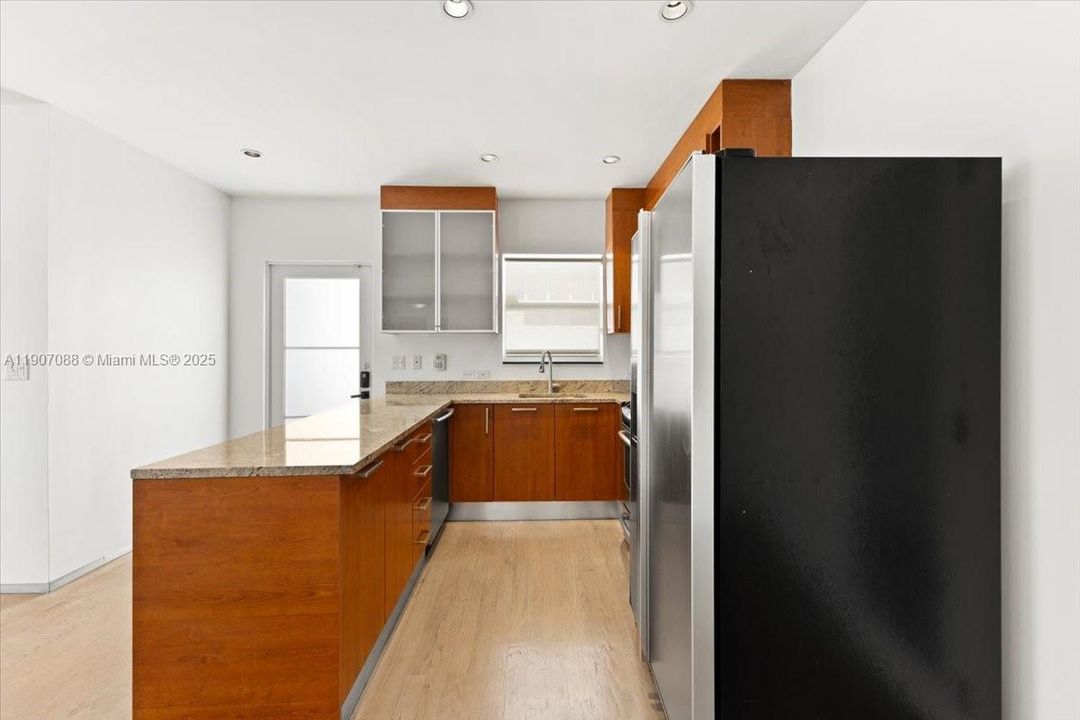 合同活跃: $369,000 (1 贝兹, 1 浴室, 700 平方英尺)