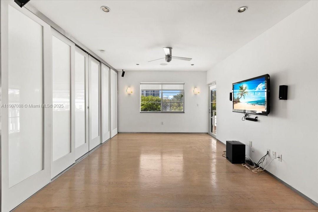 合同活跃: $369,000 (1 贝兹, 1 浴室, 700 平方英尺)