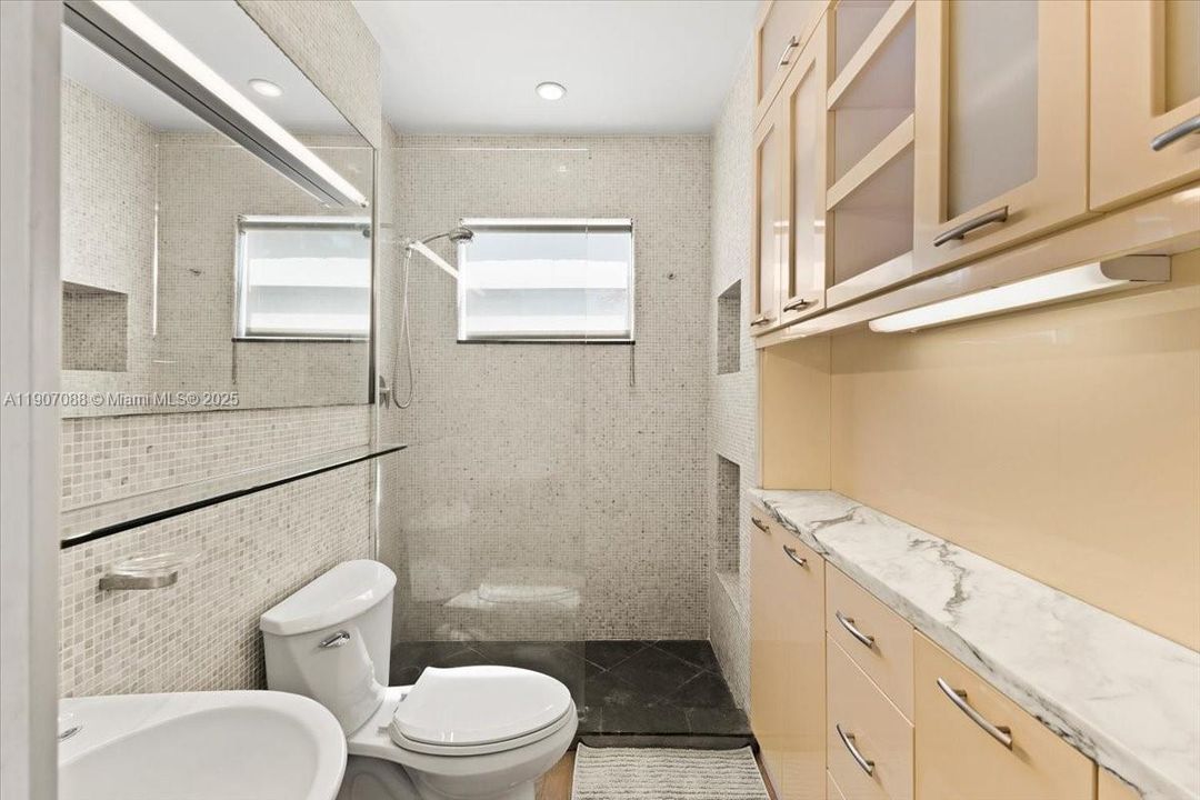 合同活跃: $369,000 (1 贝兹, 1 浴室, 700 平方英尺)