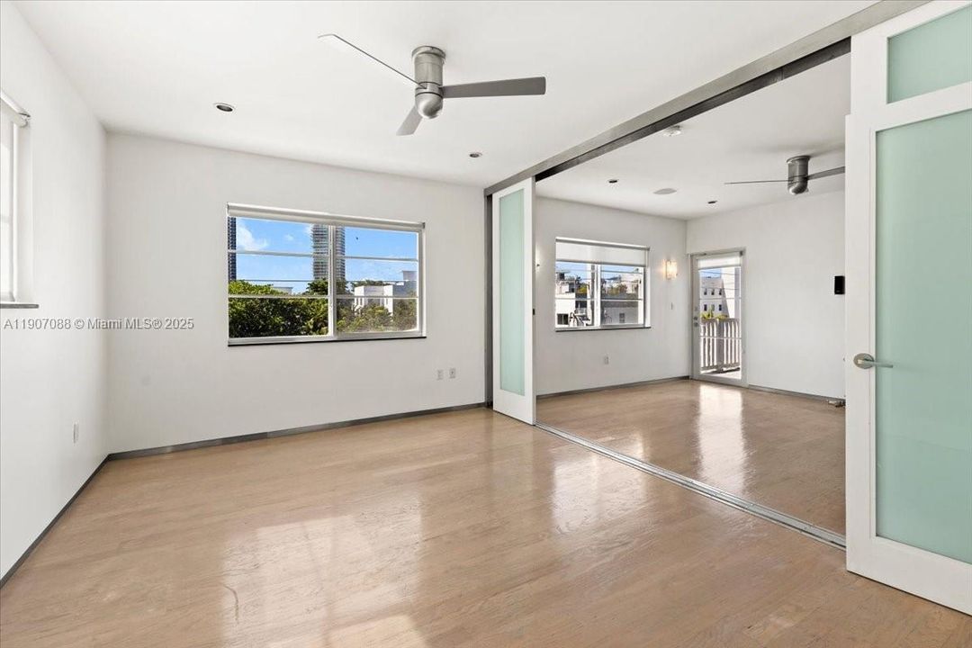 合同活跃: $369,000 (1 贝兹, 1 浴室, 700 平方英尺)