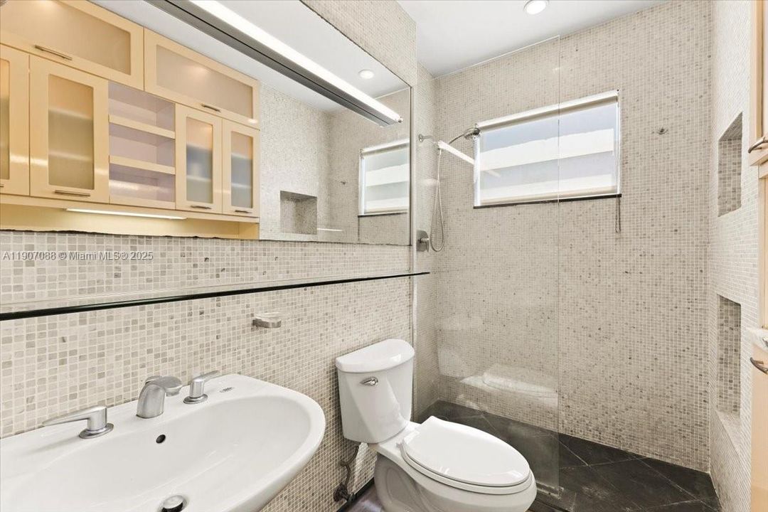 合同活跃: $369,000 (1 贝兹, 1 浴室, 700 平方英尺)