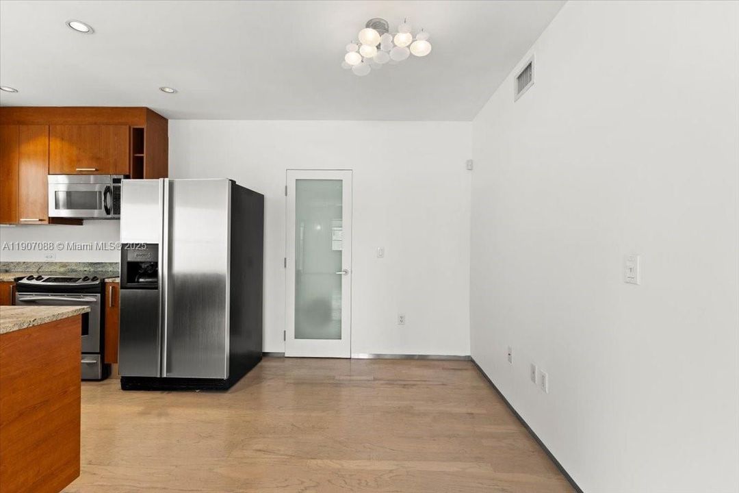 合同活跃: $369,000 (1 贝兹, 1 浴室, 700 平方英尺)