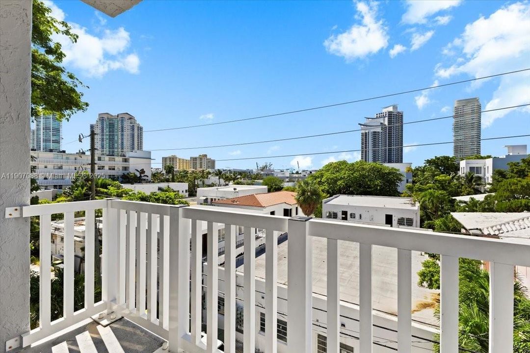 合同活跃: $369,000 (1 贝兹, 1 浴室, 700 平方英尺)