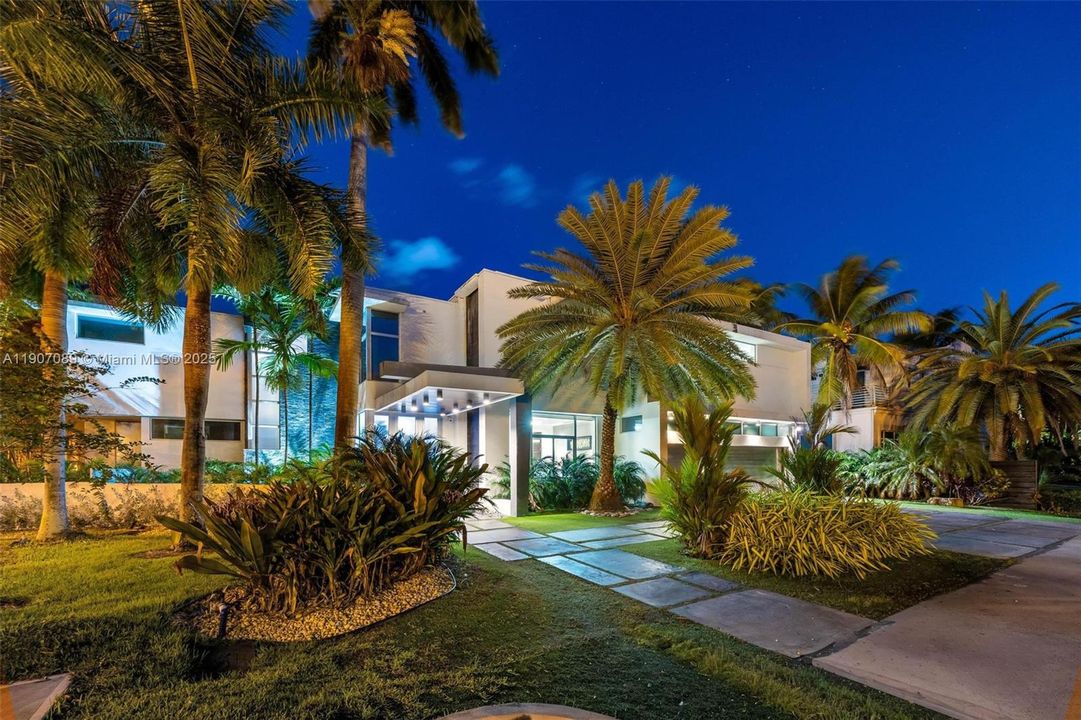 For Rent: $60,000 (7 beds, 6 baths, 7674 Square Feet)