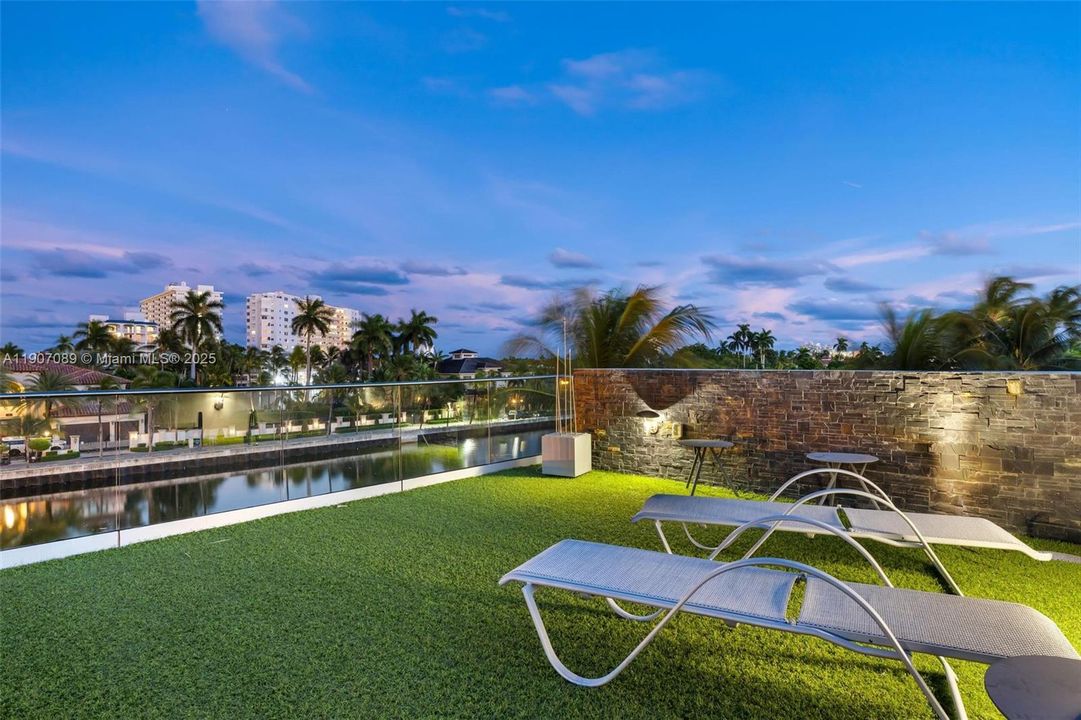 For Rent: $60,000 (7 beds, 6 baths, 7674 Square Feet)