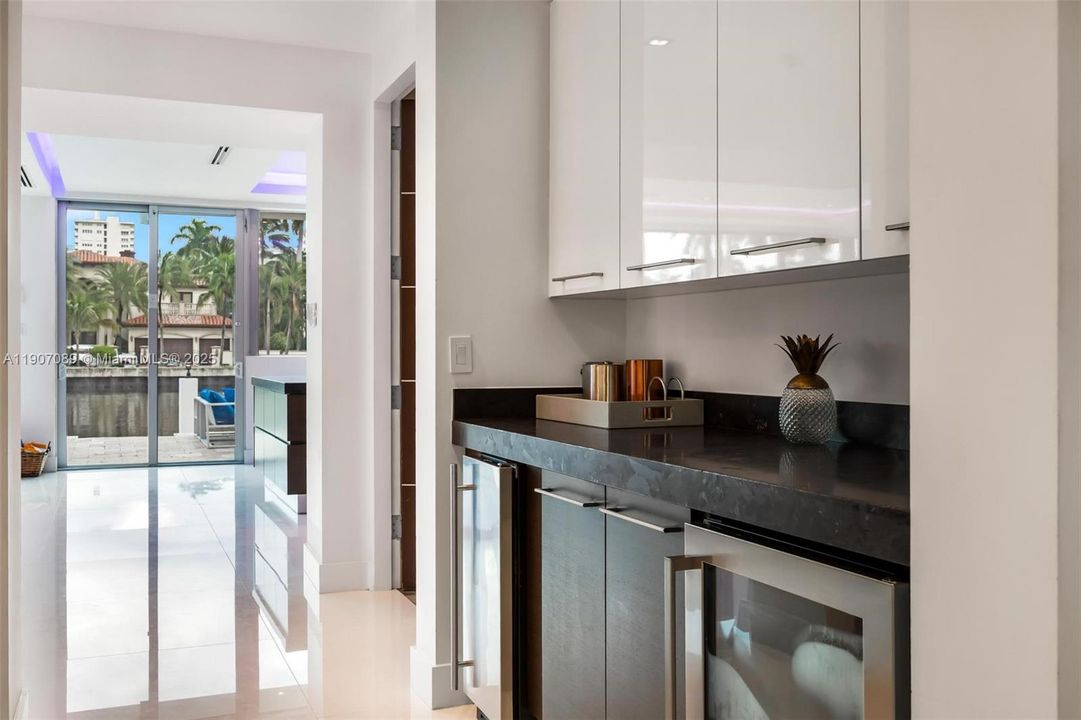 For Rent: $60,000 (7 beds, 6 baths, 7674 Square Feet)