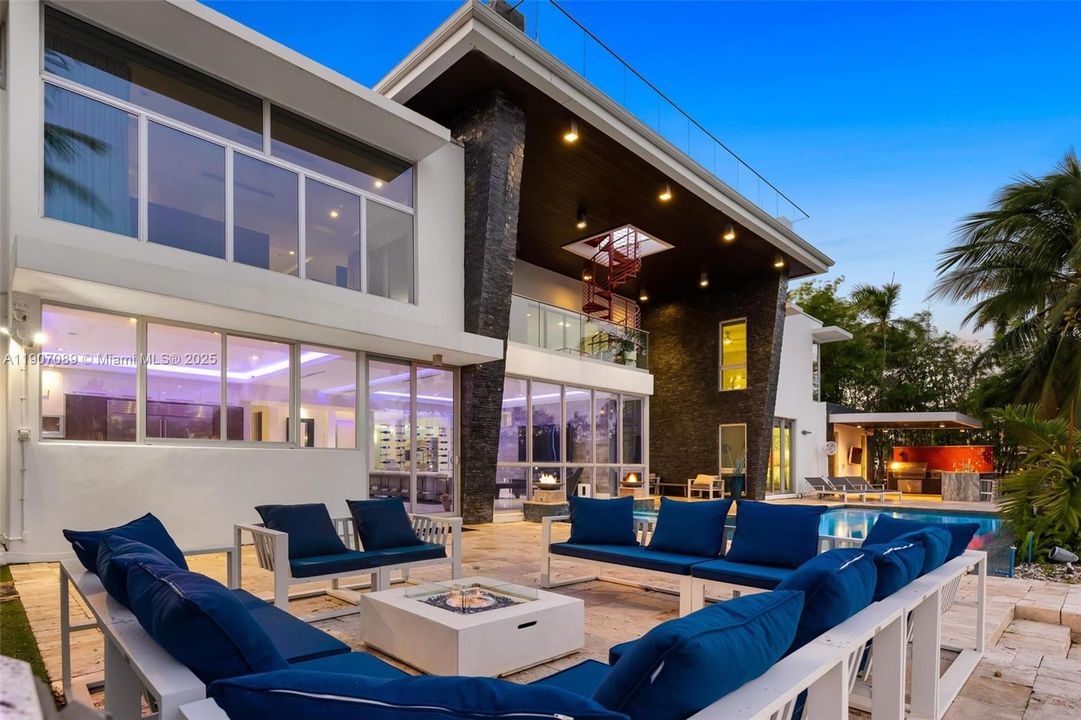 For Rent: $60,000 (7 beds, 6 baths, 7674 Square Feet)