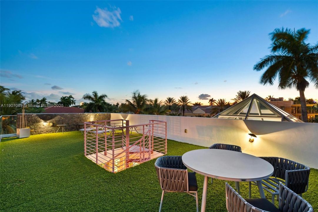 For Rent: $60,000 (7 beds, 6 baths, 7674 Square Feet)