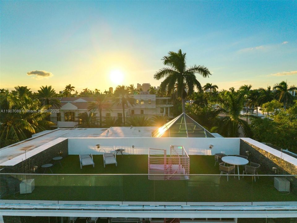 For Rent: $60,000 (7 beds, 6 baths, 7674 Square Feet)