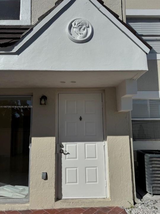 Active With Contract: $2,600 (2 beds, 2 baths, 1000 Square Feet)