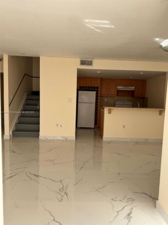 Active With Contract: $2,600 (2 beds, 2 baths, 1000 Square Feet)