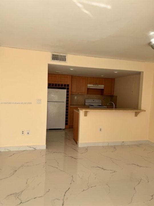 Active With Contract: $2,600 (2 beds, 2 baths, 1000 Square Feet)