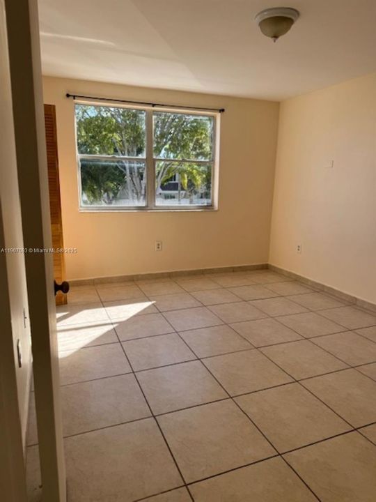 Active With Contract: $2,600 (2 beds, 2 baths, 1000 Square Feet)