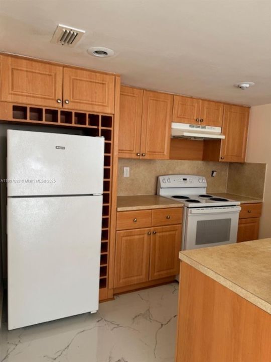 Active With Contract: $2,600 (2 beds, 2 baths, 1000 Square Feet)
