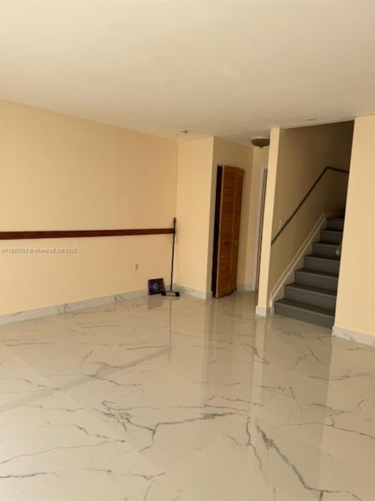 Active With Contract: $2,600 (2 beds, 2 baths, 1000 Square Feet)