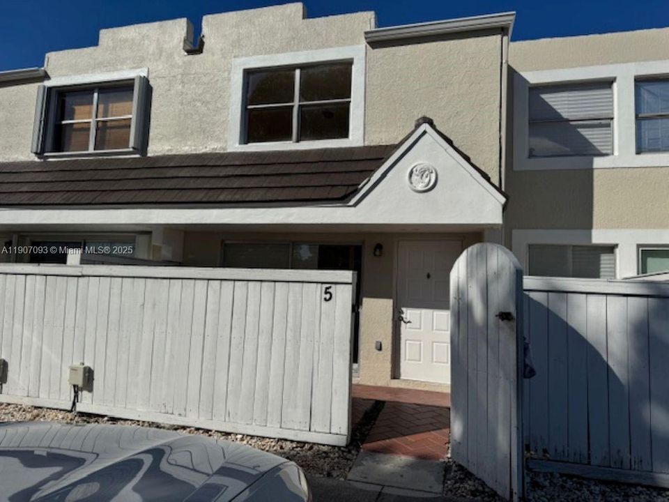 Active With Contract: $2,600 (2 beds, 2 baths, 1000 Square Feet)