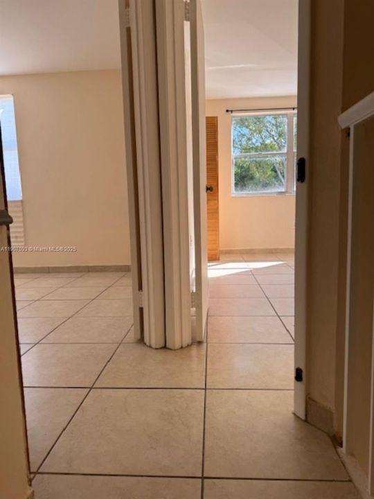 Active With Contract: $2,600 (2 beds, 2 baths, 1000 Square Feet)