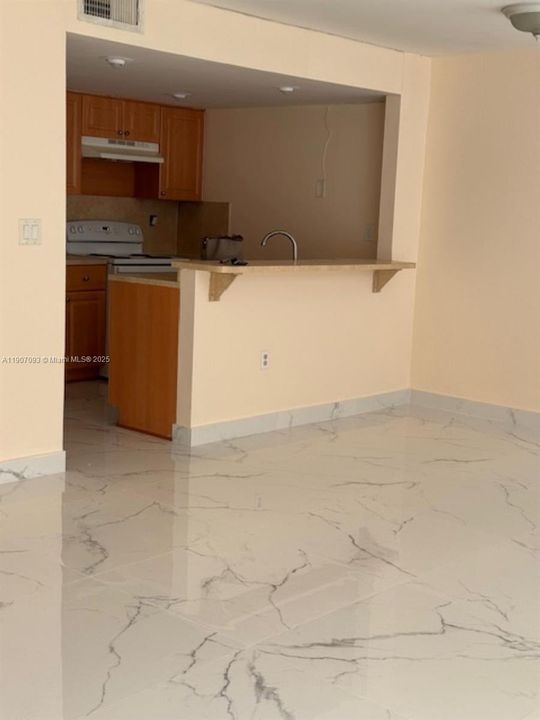 Active With Contract: $2,600 (2 beds, 2 baths, 1000 Square Feet)