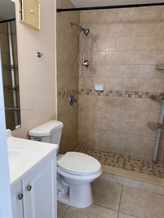 Active With Contract: $2,600 (2 beds, 2 baths, 1000 Square Feet)