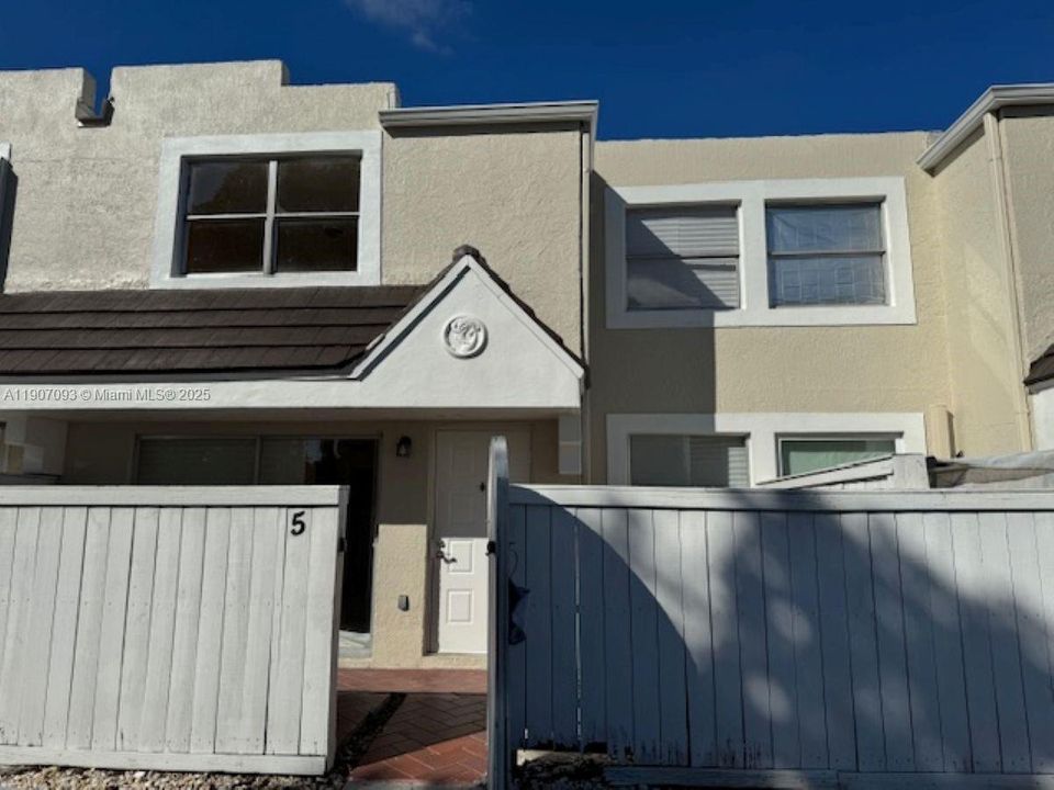 Active With Contract: $2,600 (2 beds, 2 baths, 1000 Square Feet)