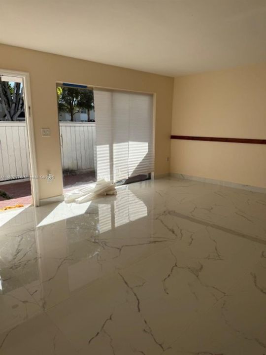 Active With Contract: $2,600 (2 beds, 2 baths, 1000 Square Feet)