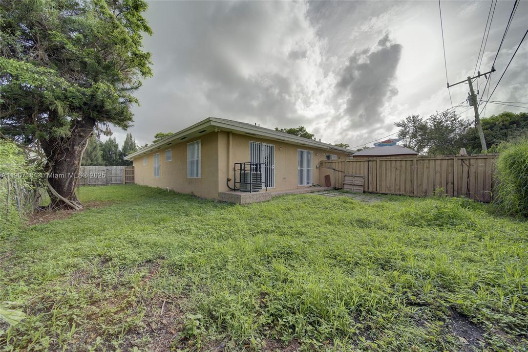 For Rent: $2,700 (4 beds, 2 baths, 1222 Square Feet)