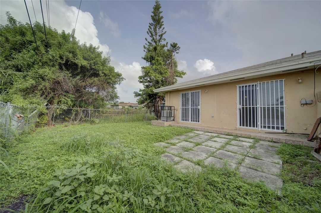 For Rent: $2,700 (4 beds, 2 baths, 1222 Square Feet)