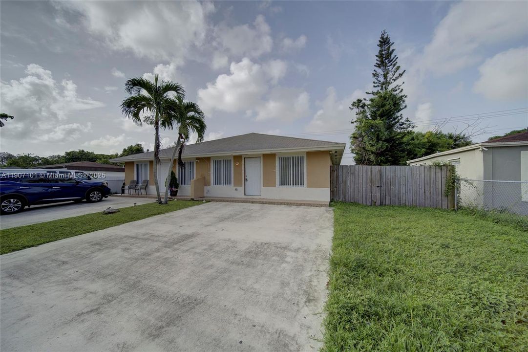 For Rent: $2,700 (4 beds, 2 baths, 1222 Square Feet)