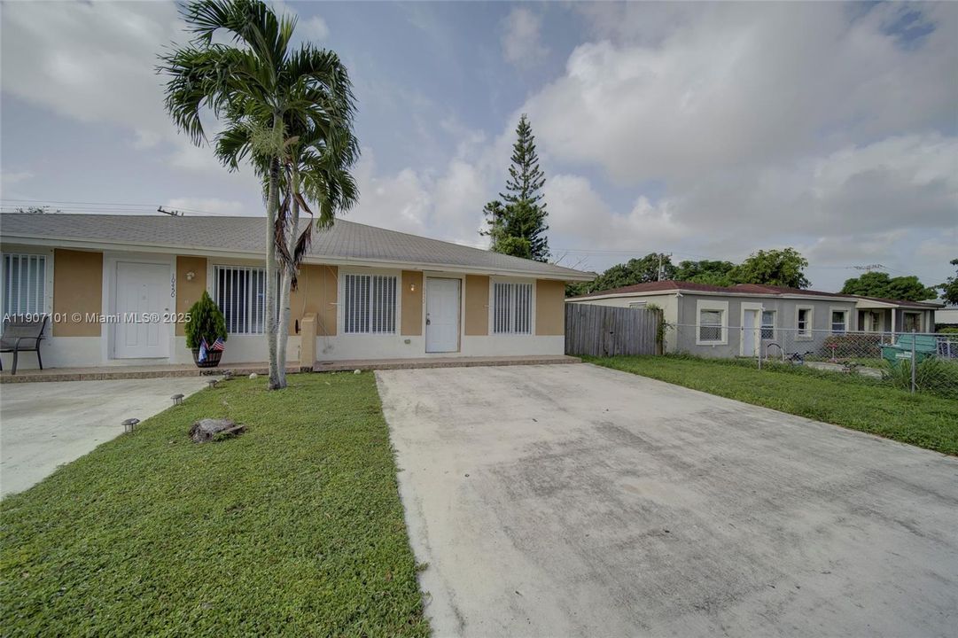 For Rent: $2,700 (4 beds, 2 baths, 1222 Square Feet)