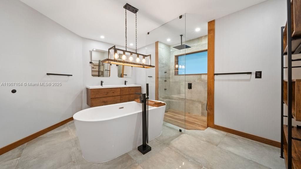 Recently Rented: $8,900 (5 beds, 3 baths, 3346 Square Feet)